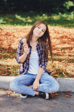 genç güzel kız yürüyüş parkı