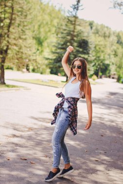 genç güzel kız yürüyüş parkı