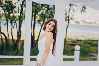 iki kız sahilde dinlenme