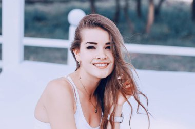 iki kız sahilde dinlenme