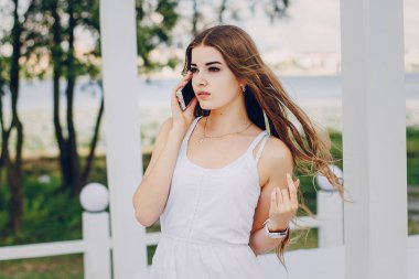 iki kız sahilde dinlenme