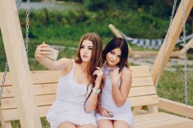 iki kız sahilde dinlenme