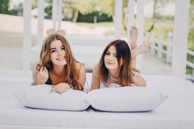 iki kız sahilde dinlenme