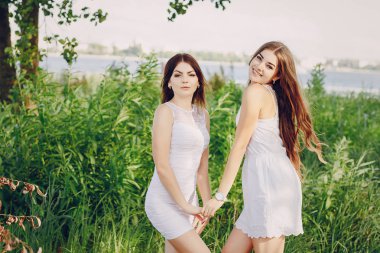 iki kız sahilde dinlenme