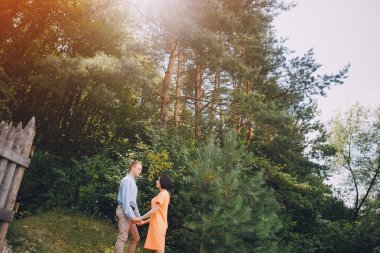 sevgi dolu çift park yürüyüş