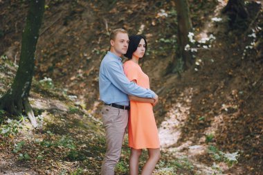 sevgi dolu çift park yürüyüş