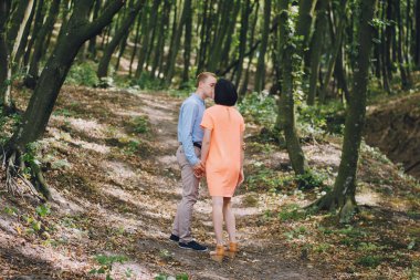 sevgi dolu çift park yürüyüş