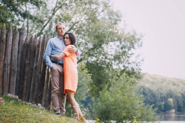 sevgi dolu çift park yürüyüş