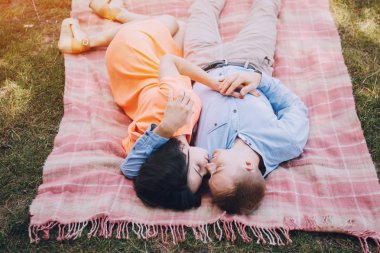 sevgi dolu çift park yürüyüş