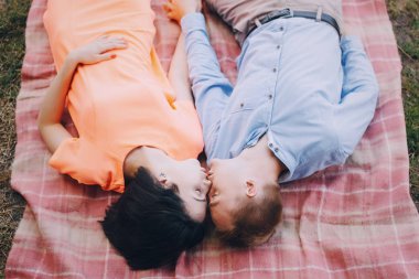 sevgi dolu çift park yürüyüş