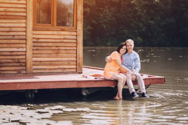 sevgi dolu çift park yürüyüş