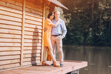 sevgi dolu çift park yürüyüş