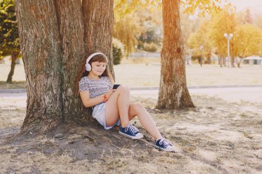 Yürüyüşe çıkmış bir kız