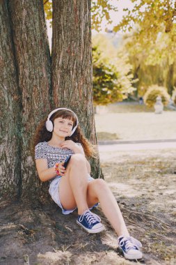 Yürüyüşe çıkmış bir kız