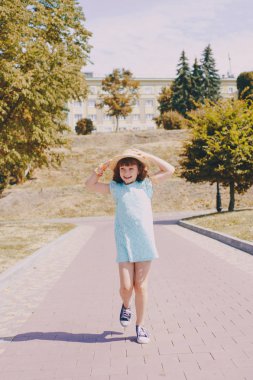 Yürüyüşe çıkmış bir kız