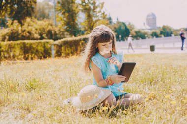 Yürüyüşe çıkmış bir kız