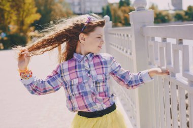 Yürüyüşe çıkmış bir kız