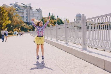 Yürüyüşe çıkmış bir kız