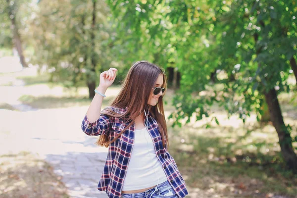 Joven hermosa chica caminando parque — Foto de Stock