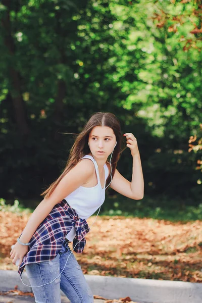 Молодая красивая девушка прогулка парк — стоковое фото