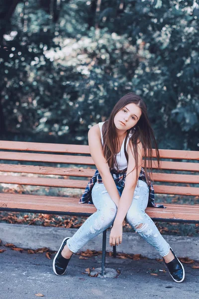 Krásná mladá dívka chodící park — Stock fotografie