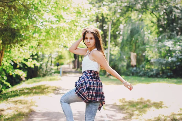 Mooi meisje lopen park — Stockfoto