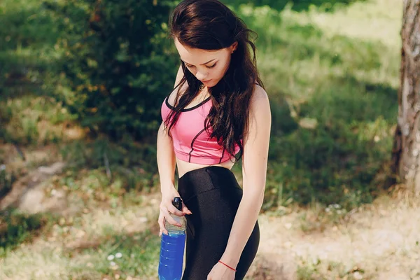 Chica deportiva en parque — Foto de Stock