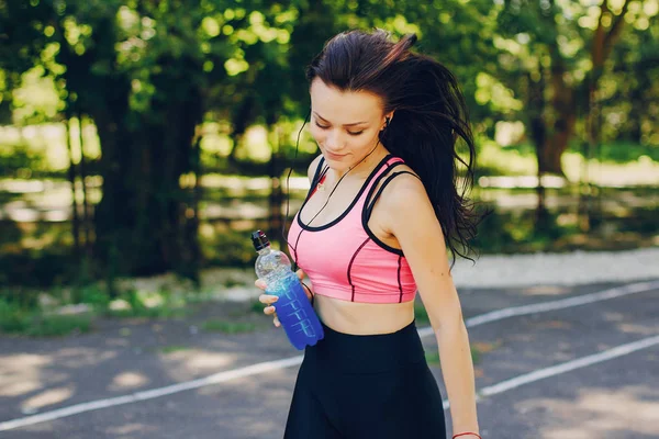 Chica deportiva en parque — Foto de Stock