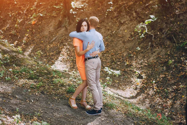 Pareja amorosa caminando parque —  Fotos de Stock