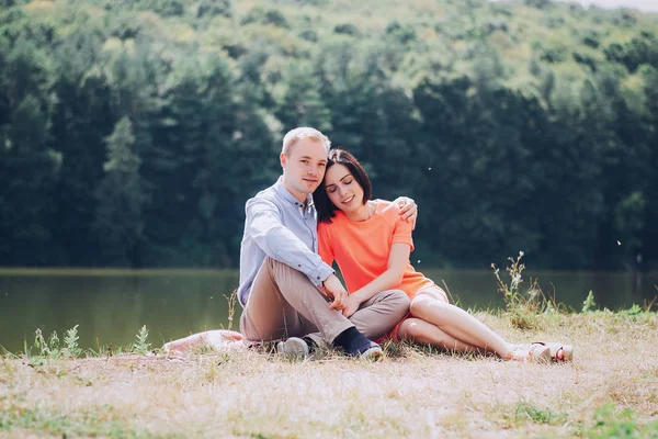 Pareja amorosa caminando parque —  Fotos de Stock