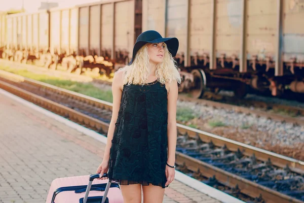 Menina bonita na estação de raiway — Fotografia de Stock