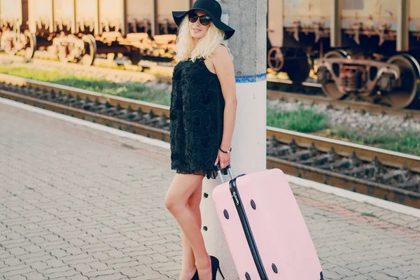 Bella ragazza alla stazione ferroviaria — Foto Stock