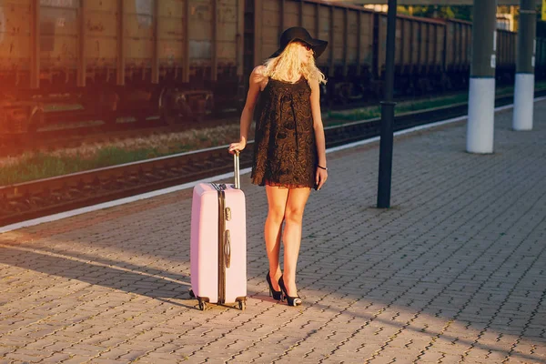 Beautiful girl at raiway station — Stock Photo, Image