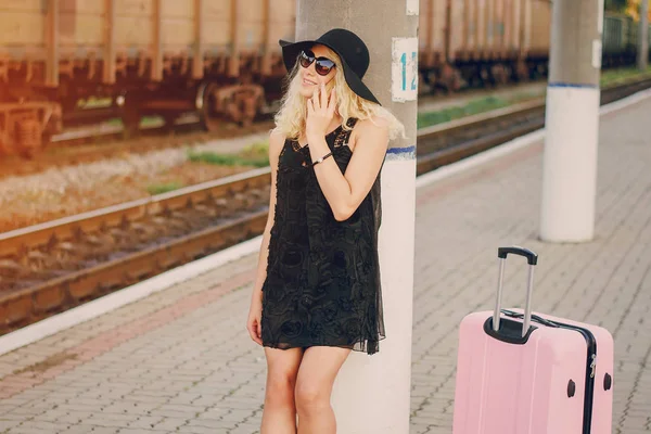 Menina bonita na estação de raiway — Fotografia de Stock