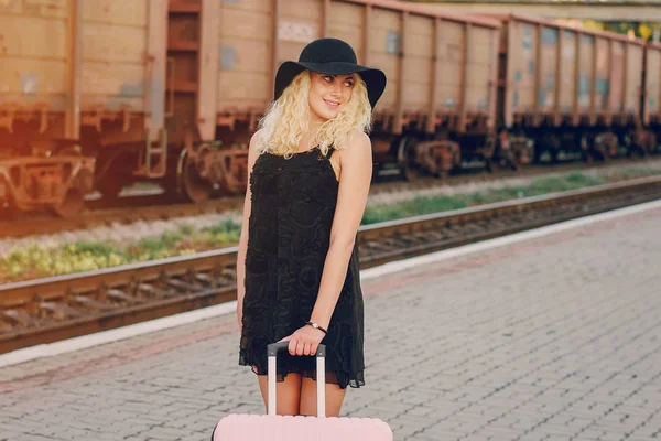 Menina bonita na estação de raiway — Fotografia de Stock