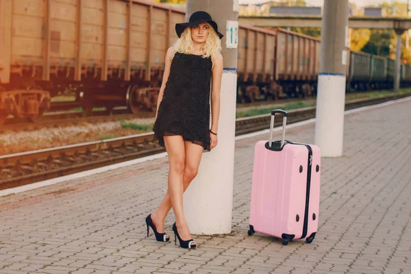 Bella ragazza alla stazione ferroviaria — Foto Stock