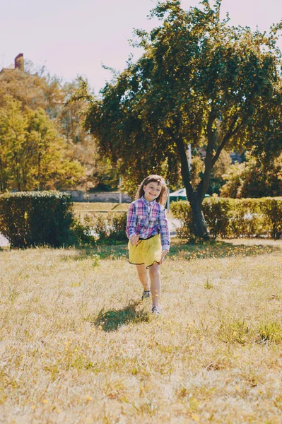 Chica en un paseo — Foto de Stock