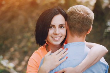 sevgi dolu çift park yürüyüş