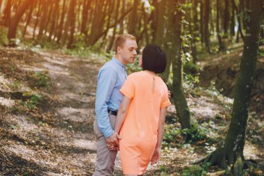sevgi dolu çift park yürüyüş