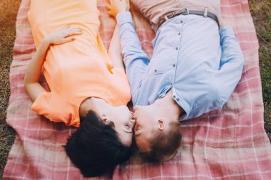 sevgi dolu çift park yürüyüş