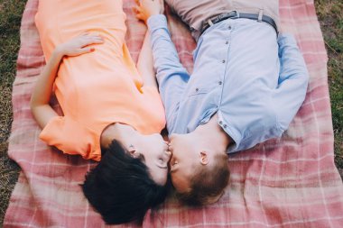 sevgi dolu çift park yürüyüş