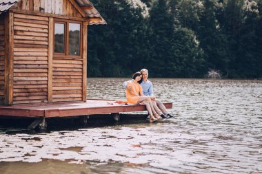 sevgi dolu çift park yürüyüş