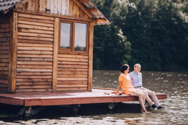 sevgi dolu çift park yürüyüş