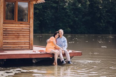 sevgi dolu çift park yürüyüş