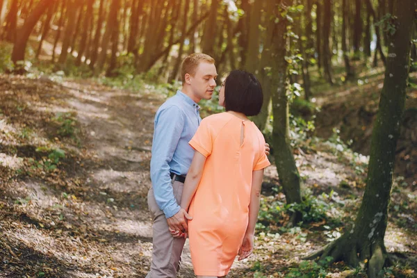 Älskande par promenader park — Stockfoto