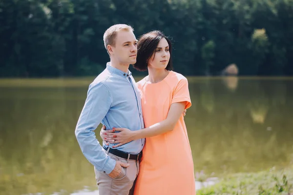 Älskande par promenader park — Stockfoto