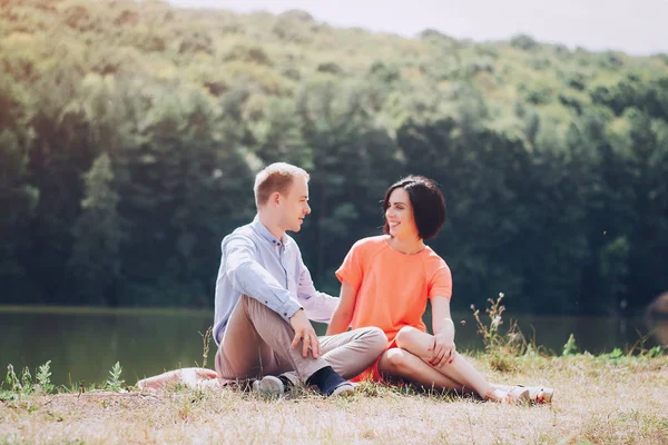 Älskande par promenader park — Stockfoto