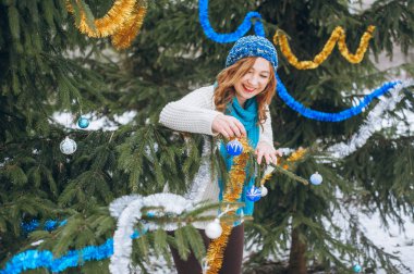 ağacın yanında kız