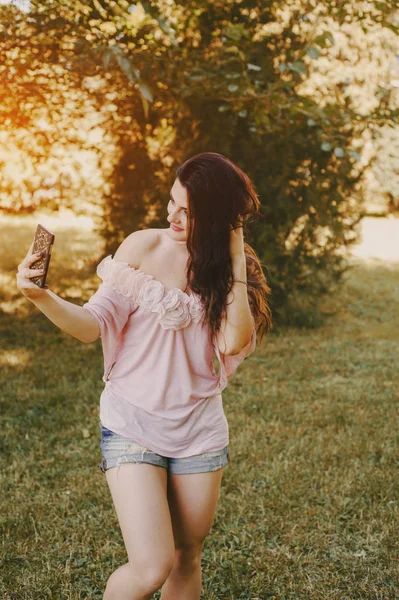 Girl doing makeup — Stock Photo, Image