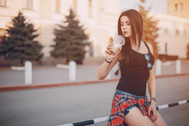 genç kız şehirde yürüyüş